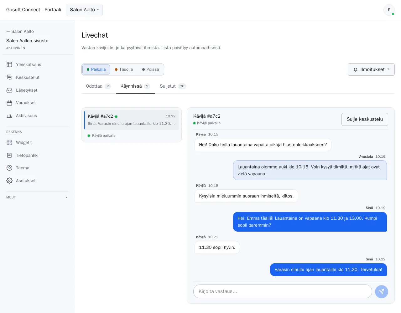 Livechat portaalissa: avattu keskustelu, jossa tekoäly vastaa ensin ja tiimi jatkaa, sekä vastauskenttä